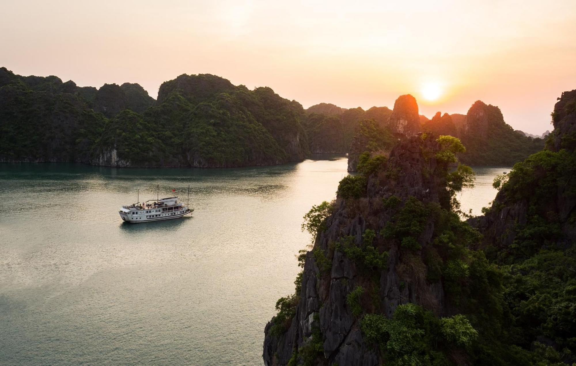 Garden Bay Classic Cruise Hạ Long Exterior foto